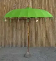 Bali-Schirm, rechts lindgrün mit Metallmünzen und goldenen Herzen, die am Rand hängen, ø 230 cm und 250cm Höhe 